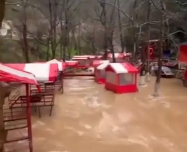 Antalya'da Sel Alarmı! Kuvvetli Yağışlar Hayatı Felç Etti